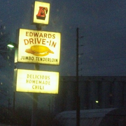 Снимок сделан в Edwards Drive-In Restaurant пользователем bianca s. 3/11/2013