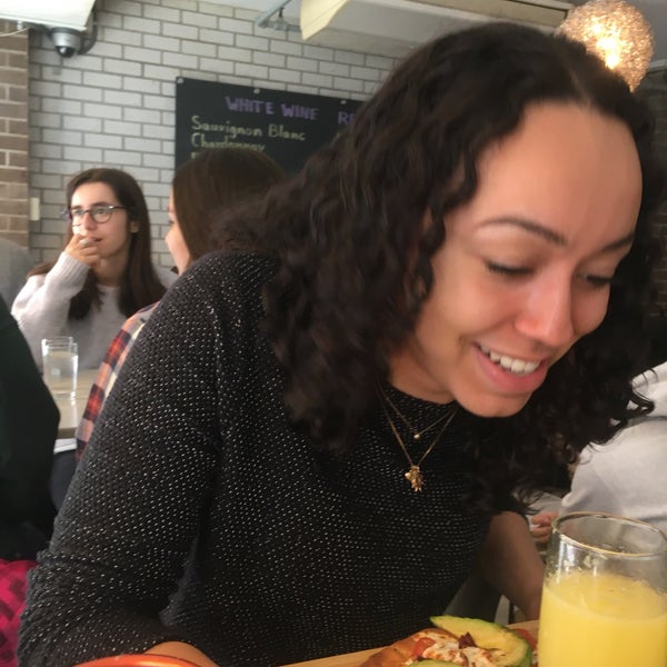 Love those brunch mimosas (bottomless for $6), but the food is expensive and not that good