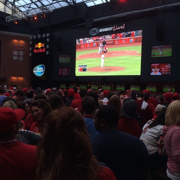รูปภาพถ่ายที่ Fox Sports Midwest Live โดย Claude G. เมื่อ 4/7/2014