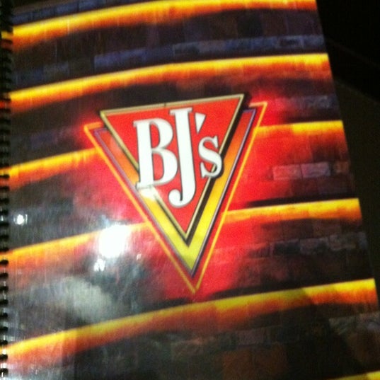รูปภาพถ่ายที่ BJ&#39;s Restaurant &amp; Brewhouse โดย chuck S. เมื่อ 10/21/2012