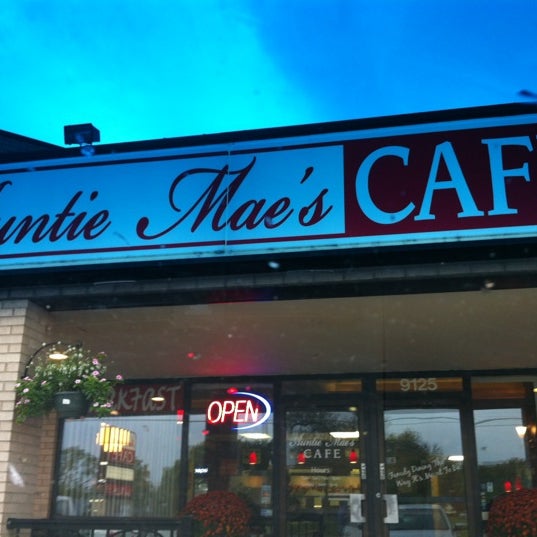 Foto scattata a Auntie Mae&#39;s Cafe da chuck S. il 10/17/2012
