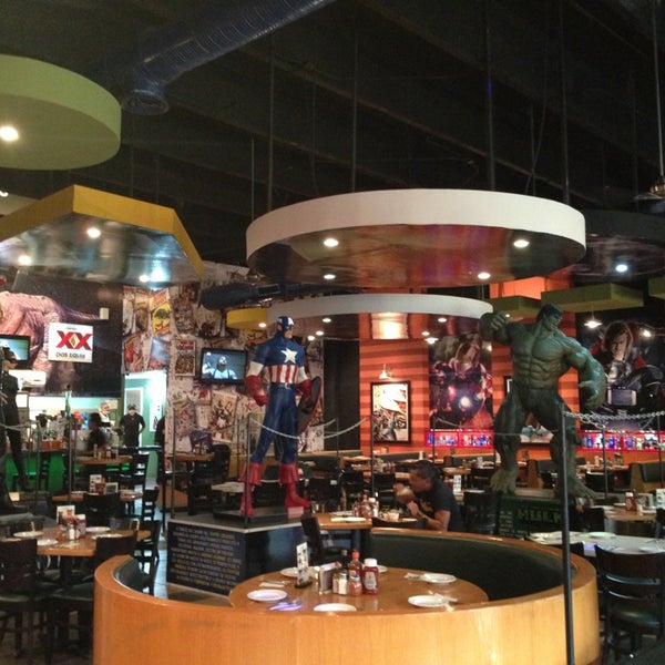 Foto scattata a Héroes Restaurant &amp; Bar da kael c. il 6/9/2013