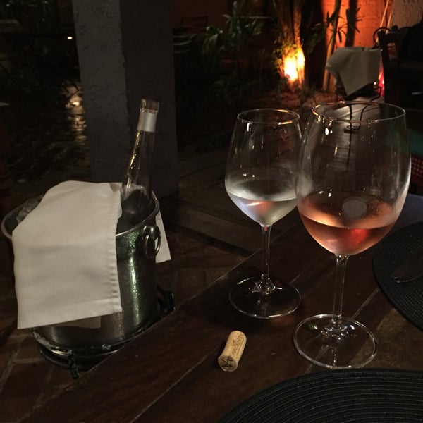 Lugar aconchegante, com uma boa carta de vinhos e espumante. Ótimo para jantares românticos e reuniões de amigos.