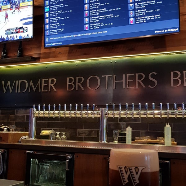 Foto diambil di Widmer Brothers Brewing Company oleh Lupita G. pada 5/2/2018