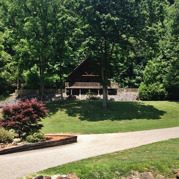 Foto scattata a Lands Creek Log Cabins da Ashley L. il 6/16/2013