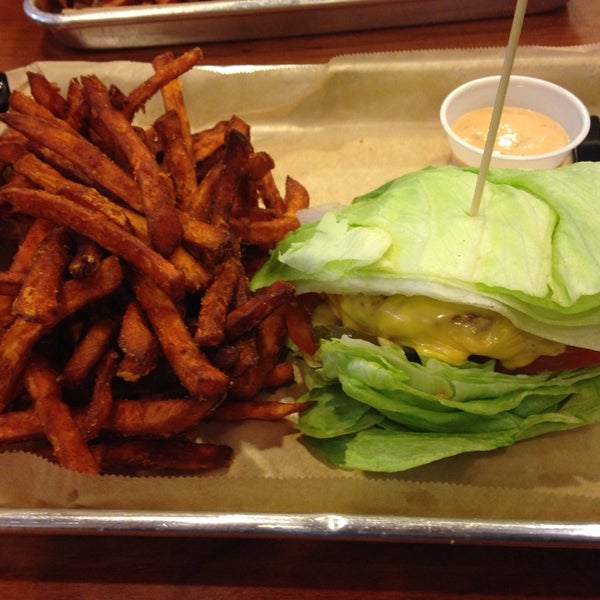 Das Foto wurde bei MOOYAH Burgers, Fries &amp; Shakes von Heather B. am 8/12/2014 aufgenommen