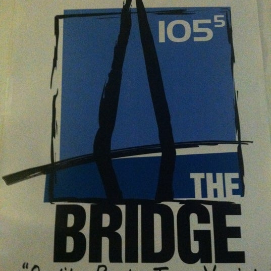 รูปภาพถ่ายที่ The Bridge at 105.5 โดย Richard B. เมื่อ 12/11/2012