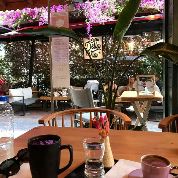 Das Foto wurde bei Caffe Della Via von Aslıhan Ö. am 6/5/2021 aufgenommen