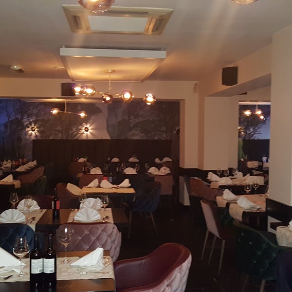 Foto tomada en Tulsi Indian Restaurant  por Tara S. el 2/2/2017