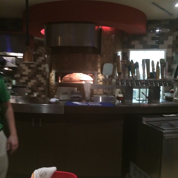 รูปภาพถ่ายที่ Brixx Wood Fired Pizza โดย Jon G. เมื่อ 1/29/2015