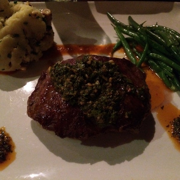 12/11/2014 tarihinde Jon G.ziyaretçi tarafından Red Table Restaurant Huntington Beach'de çekilen fotoğraf