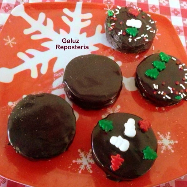 Este jueves de #chocolatelovers, Saborea ALFAJORES con CHOCOLATE :D y qué empiecen las #fiestasdecembrinas!