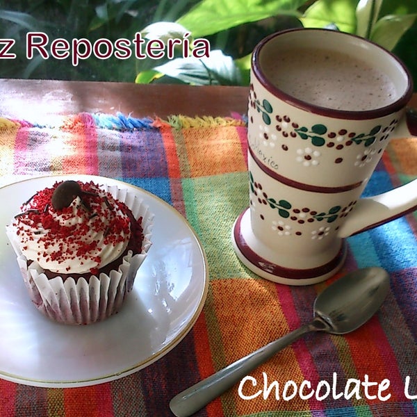 ¿Eres un #chocolatelover y quieres consentirte? ¡Ven hoy a #GaluzReposteria y consiéntete con el #postredeldia: Red Velvet Cupcakes. Delicioso panecillo de chocolate color rojo relleno de queso crema.
