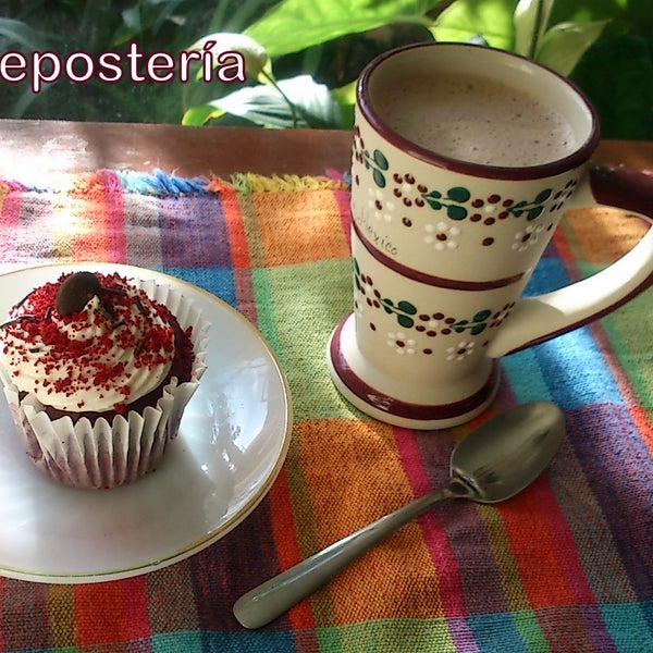 ¿Eres #chocolatelover y quieres Consentirte? Saborea un RED VELVET cupcake con un CHOCOLATE Espumoso. Deliciosamente diferente :D #soypanero