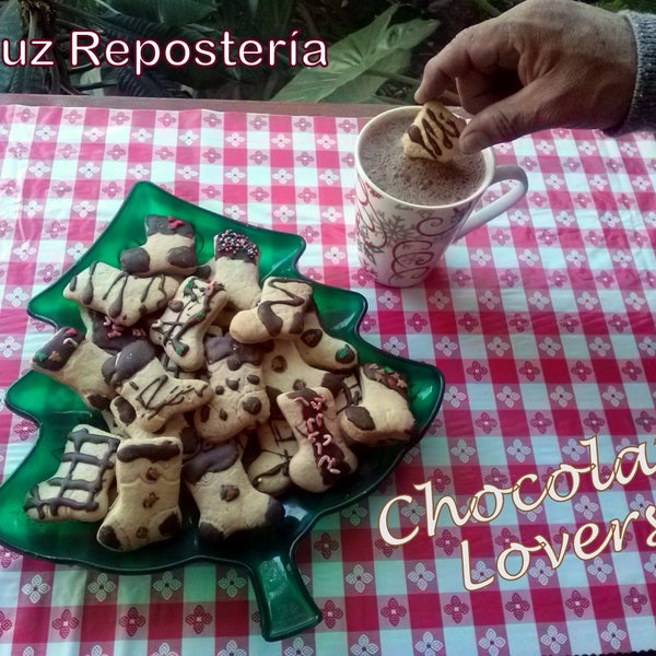 ¿Eres #chocolatelover y quieres CONSENTIRTE?  ¡Ven a #GaluzReposteria y saborea estas delciosas galletas de almendra cubiertas con chocolate!