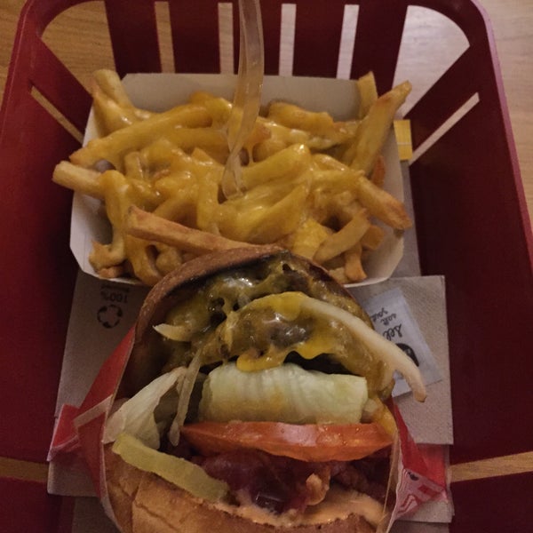Снимок сделан в Burger and Fries пользователем Cassandra G. 1/22/2019