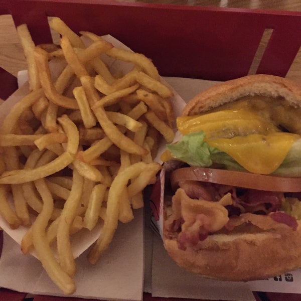 3/5/2017にCassandra G.がBurger and Friesで撮った写真