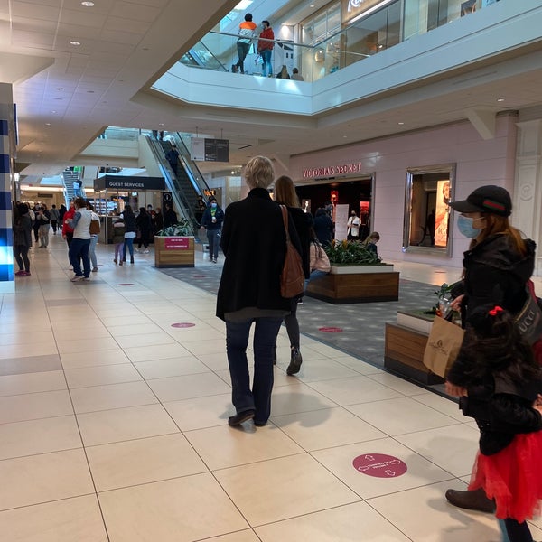 Foto tirada no(a) Bayshore Shopping Centre por Nic T. em 10/25/2020