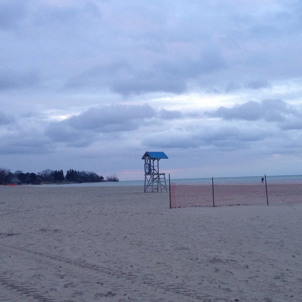 Das Foto wurde bei Cobourg Beach von Nic T. am 12/30/2014 aufgenommen