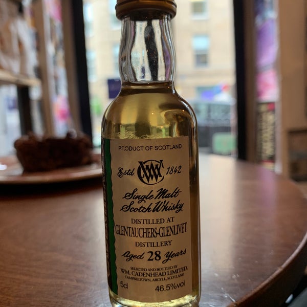 Das Foto wurde bei Cadenhead&#39;s Whisky Shop von Duke am 5/29/2019 aufgenommen