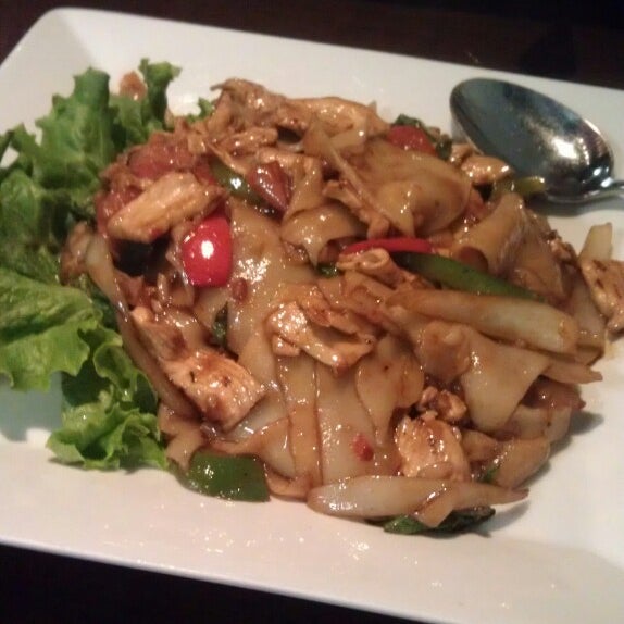 รูปภาพถ่ายที่ Charm Thai Restaurant โดย Rob P. เมื่อ 2/24/2013