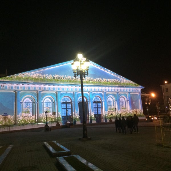 รูปภาพถ่ายที่ Manezhnaya Square โดย Джанни И. เมื่อ 4/10/2015