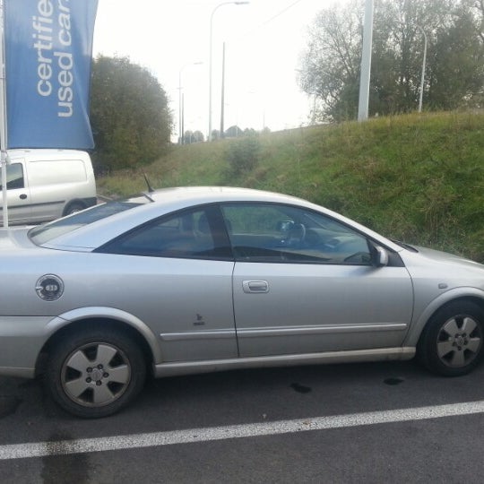 Opel Garage Van Der Perre Ninoofsesteenweg 1107