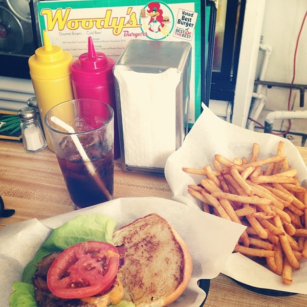 Снимок сделан в Woody&#39;s Burgers &amp; Beer пользователем Anne-Laure M. 5/13/2013
