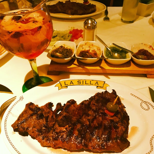 Exquisita carne, de muy buena calidad, me encanto la entrada de Tuetano simplemente delicioso excelente 👍🏻👌🏻👏🏻