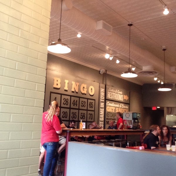 Foto tirada no(a) Bingo Burger por Chris L. em 8/22/2014