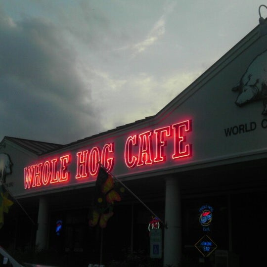 7/30/2013 tarihinde Andrew C.ziyaretçi tarafından Whole Hog Cafe North Little Rock &amp; Catering'de çekilen fotoğraf