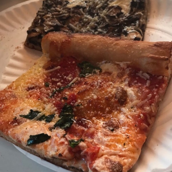รูปภาพถ่ายที่ Williamsburg Pizza โดย Rana เมื่อ 4/18/2017