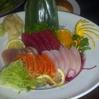 Foto tirada no(a) Carmine&#39;s Ocean Grill and Sushi Bar por Raven C. em 8/22/2012