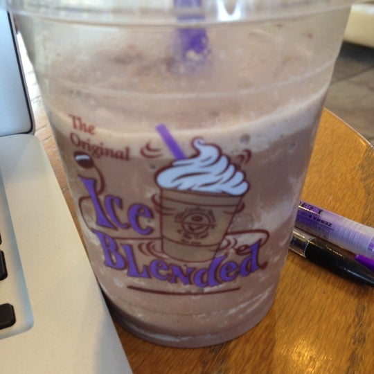 Photo taken at The Coffee Bean &amp; Tea Leaf by Keira D. on 6/2/2012