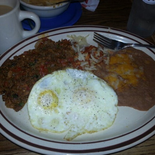 รูปภาพถ่ายที่ Los Cerritos Mexican Restaurant โดย Toni M. เมื่อ 8/11/2012