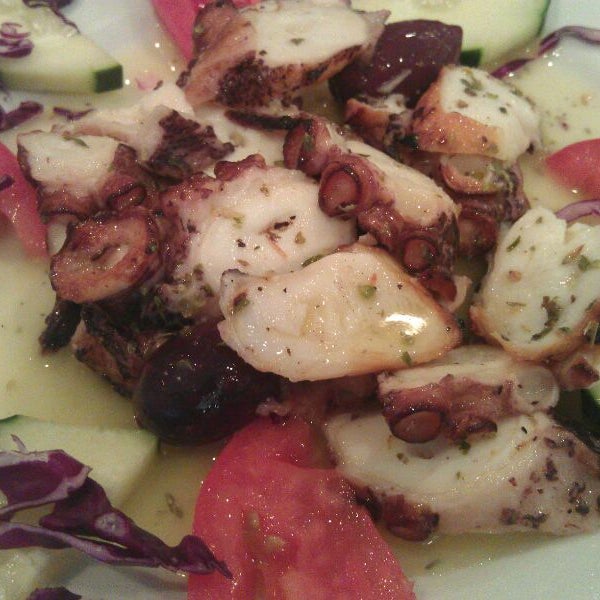 Снимок сделан в Alexander The Great - Greek Restaurant пользователем Julia A. 8/14/2012
