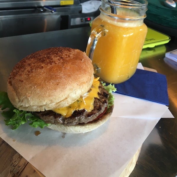 5/19/2017 tarihinde Cloud C.ziyaretçi tarafından C Plus Organic &amp; Gourmet Burger'de çekilen fotoğraf