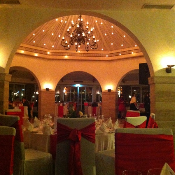 รูปภาพถ่ายที่ Rogner Hotel Tirana โดย Gid S. เมื่อ 12/24/2012