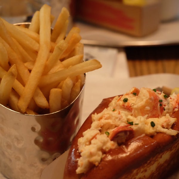 Снимок сделан в Burger &amp; Lobster пользователем Pang P. 8/21/2015