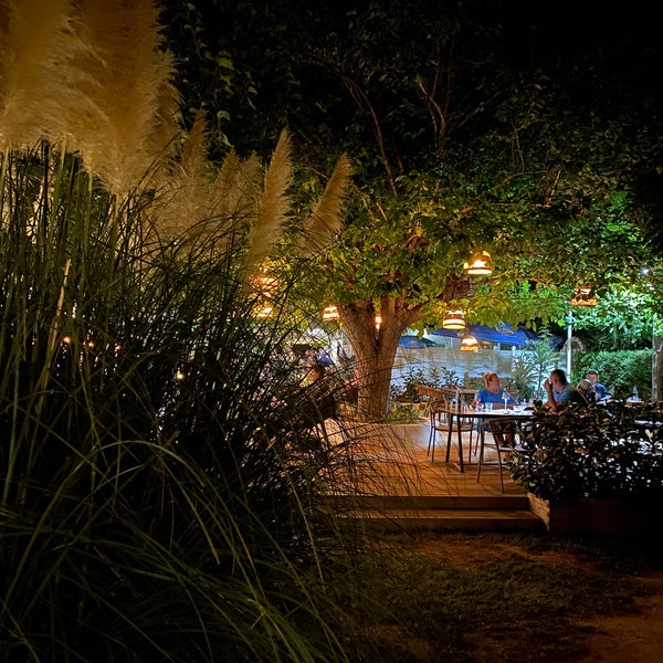 Foto scattata a San Antonio Beach Restaurant &amp; Bar da Gonca Y. il 9/14/2022