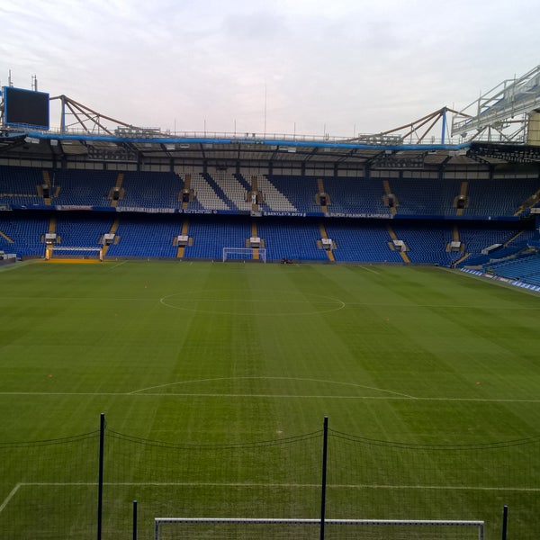 Футбольное поле Stamford Bridge
