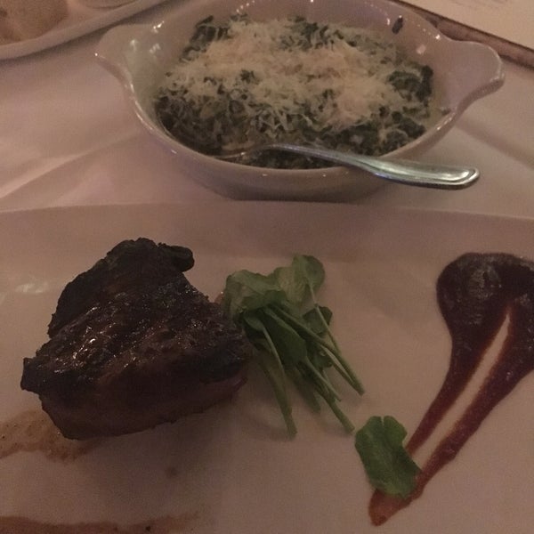 Foto diambil di Dakota&#39;s Steakhouse oleh Masha I. pada 9/7/2017