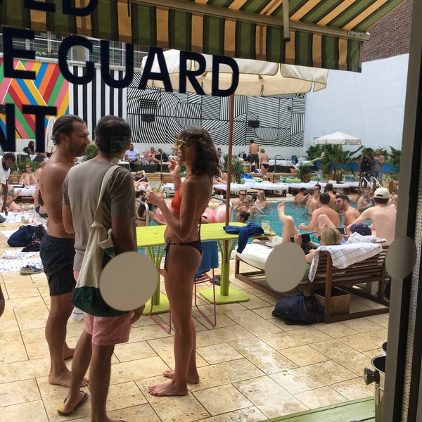 7/15/2017 tarihinde Masha I.ziyaretçi tarafından McCarren Hotel &amp; Pool'de çekilen fotoğraf