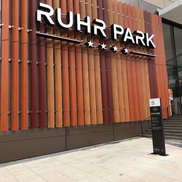 รูปภาพถ่ายที่ Ruhr Park โดย Peter ®. เมื่อ 8/25/2018