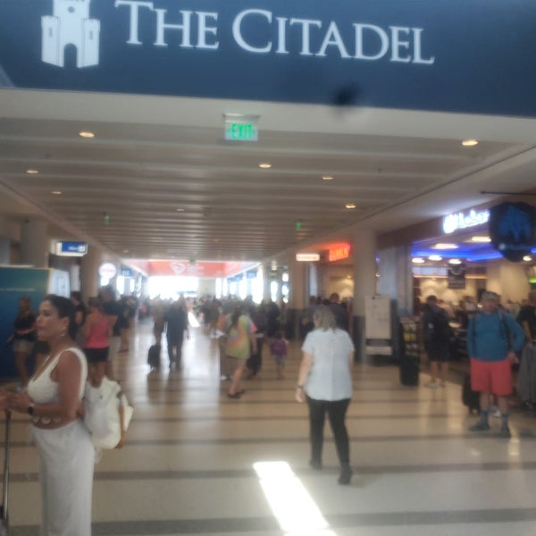 Foto tirada no(a) Charleston International Airport (CHS) por John D. em 8/6/2022