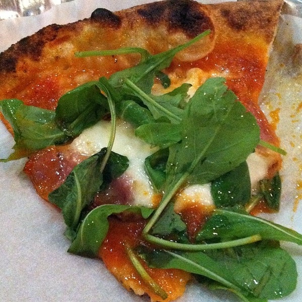 3/21/2014에 Sara E.님이 Pompieri Pizza에서 찍은 사진
