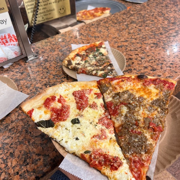 4/21/2023 tarihinde Dani D.ziyaretçi tarafından New York Pizza Suprema'de çekilen fotoğraf
