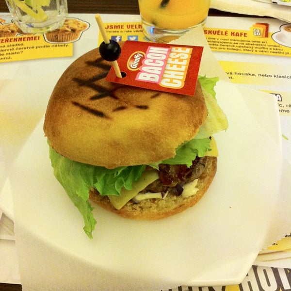 6/3/2013에 Honza P.님이 Giraffy Burger Bar에서 찍은 사진