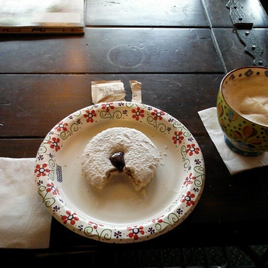 Foto tirada no(a) Sweet Marlays&#39; Coffee por Mel Z. em 11/15/2012