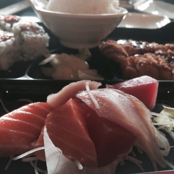 รูปภาพถ่ายที่ Sushi Mon Japanese Cuisine โดย Marc A. เมื่อ 1/2/2015